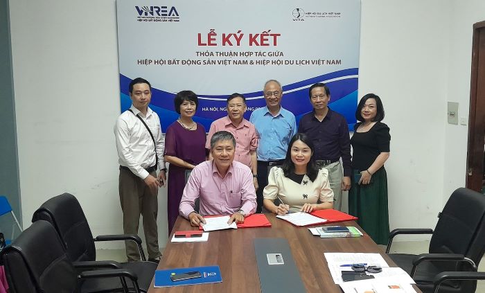 Đại diện Văn phòng Hiệp hội Du Lịch Việt Nam và Trung tâm Phát triển Bất động sản ký kết biên bản hợp tác